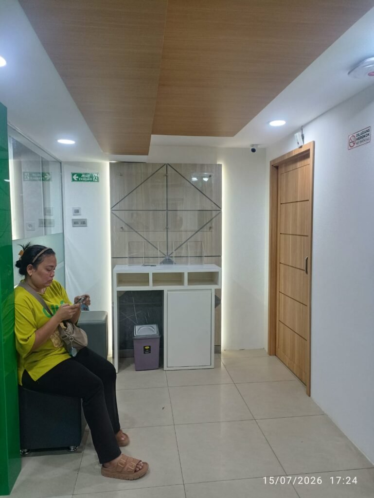 Ruang tunggu nasabah dengan plafon kayu kantor Pegadaian UPC BCS Mall Batam