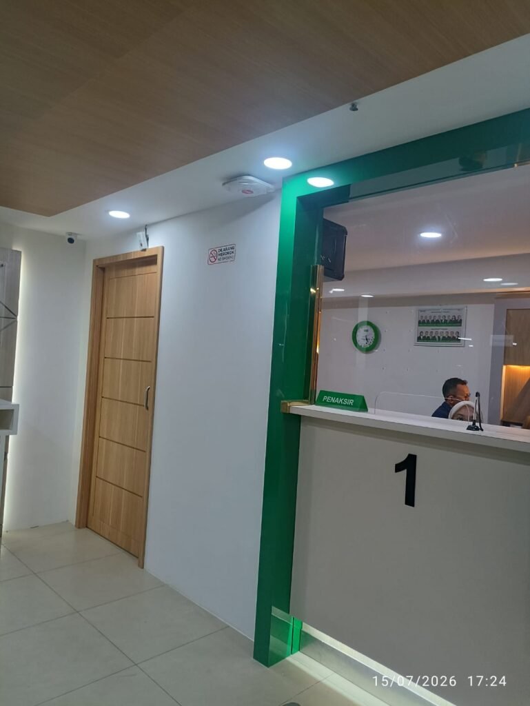Interior loket dan pilar hijau kantor Pegadaian UPC BCS Mall Batam setelah renovasi