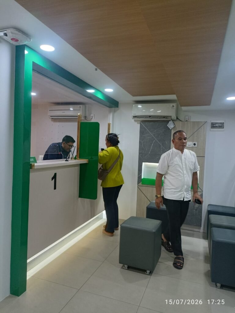 Aktivitas pelayanan di loket kantor Pegadaian UPC BCS Mall Batam pasca renovasi