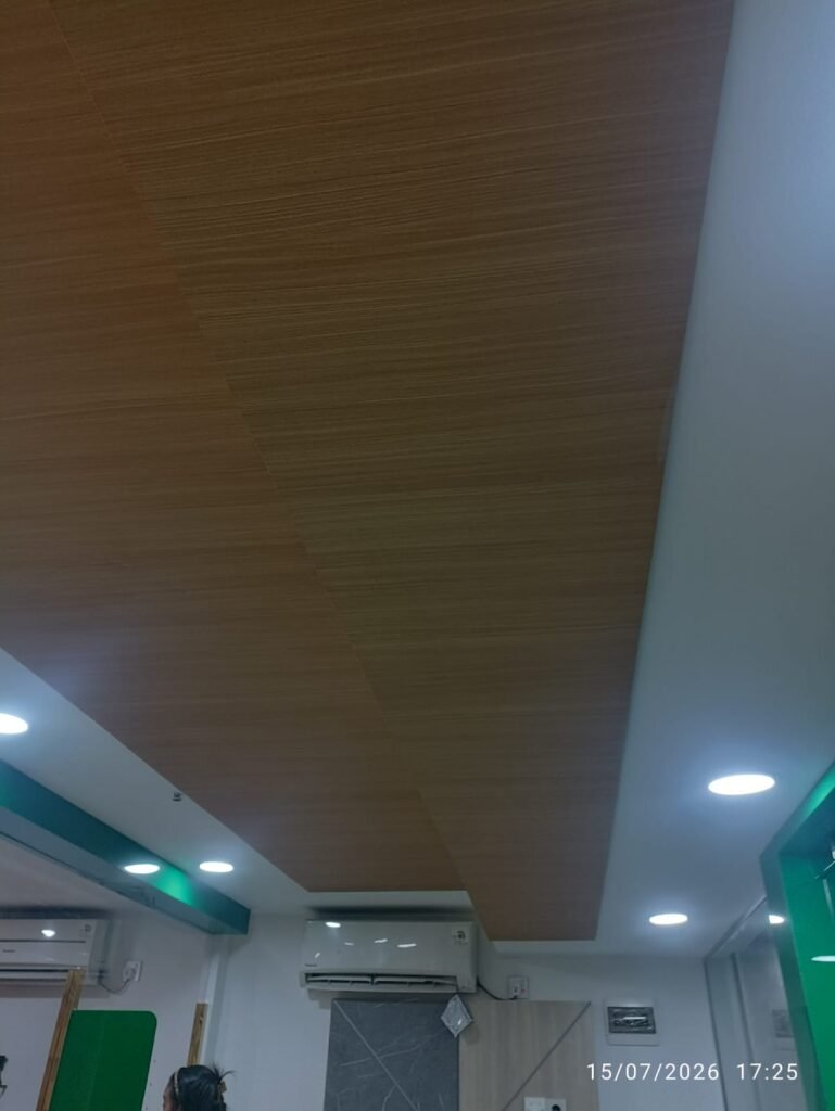 Detail plafon kayu dan pencahayaan kantor Pegadaian UPC BCS Mall Batam