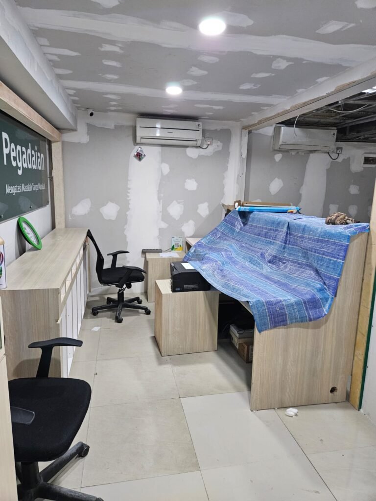 Pengerjaan dinding dan furnitur interior kantor Pegadaian UPC BCS Mall Batam