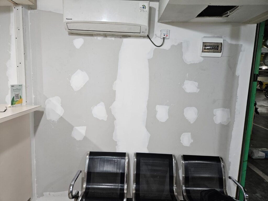 Perbaikan dan pendempulan dinding ruang tunggu kantor Pegadaian UPC BCS Mall Batam