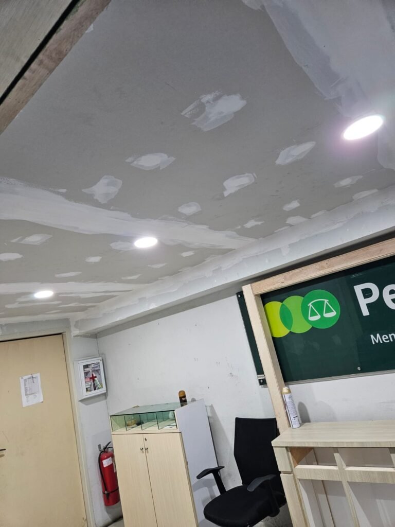 Pemasangan plafon gypsum dan lampu downlight kantor Pegadaian UPC BCS Mall Batam