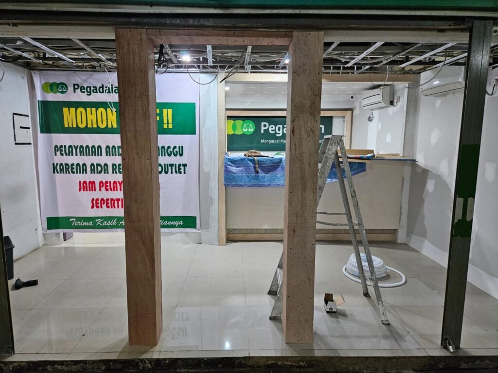 Pemasangan partisi dan kusen kayu saat renovasi outlet Pegadaian UPC BCS Mall Batam