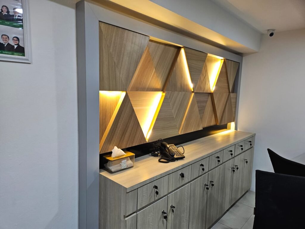 Backdrop kayu berlampu dan kabinet kantor Pegadaian UPC BCS Mall Batam hasil renovasi