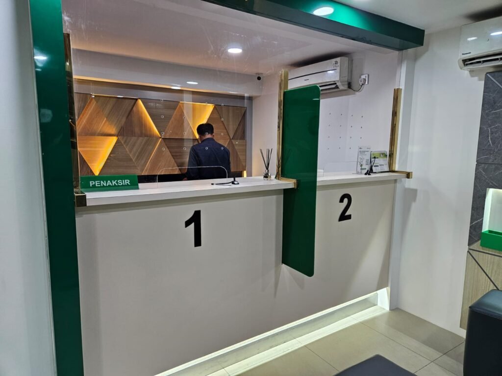 Meja penaksir kantor Pegadaian UPC BCS Mall Batam hasil renovasi interior DAAB