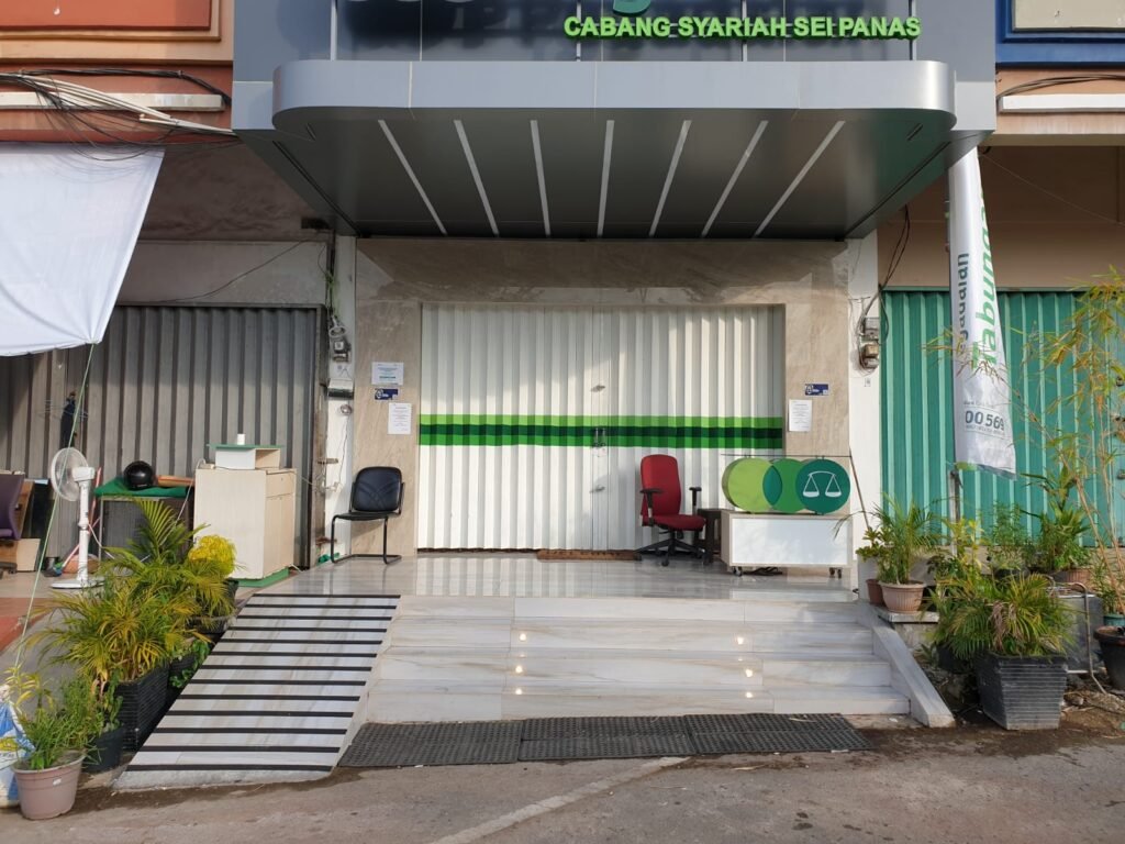 Tampak depan, kanopi, tangga, dan ramp kantor Pegadaian Cabang Sei Panas Batam setelah renovasi