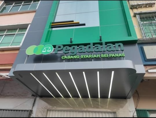 Signage dan lampu kanopi kantor Pegadaian Cabang Sei Panas Batam