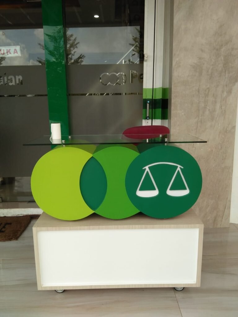 Meja satpam berlogo Pegadaian di teras kantor Cabang Sei Panas Batam