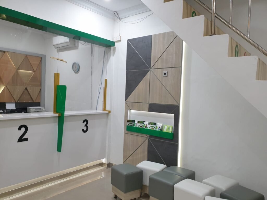 Ruang tunggu nasabah dan panel dinding dekoratif kantor Pegadaian Cabang Sei Panas Batam