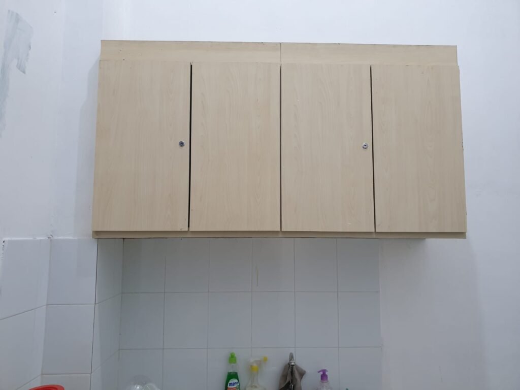 Detail panel dinding motif kayu dan LED strip di kantor Pegadaian Cabang Sei Panas Batam