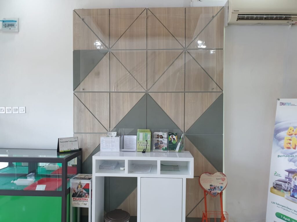 Panel dinding motif kayu dan rak brosur kantor Pegadaian Cabang Sei Panas Batam