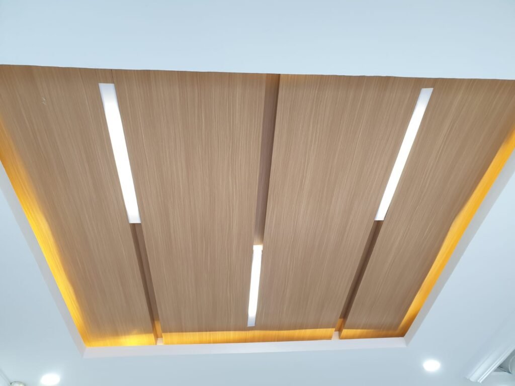 Plafon motif kayu dengan lampu LED di kantor Pegadaian Cabang Sei Panas Batam
