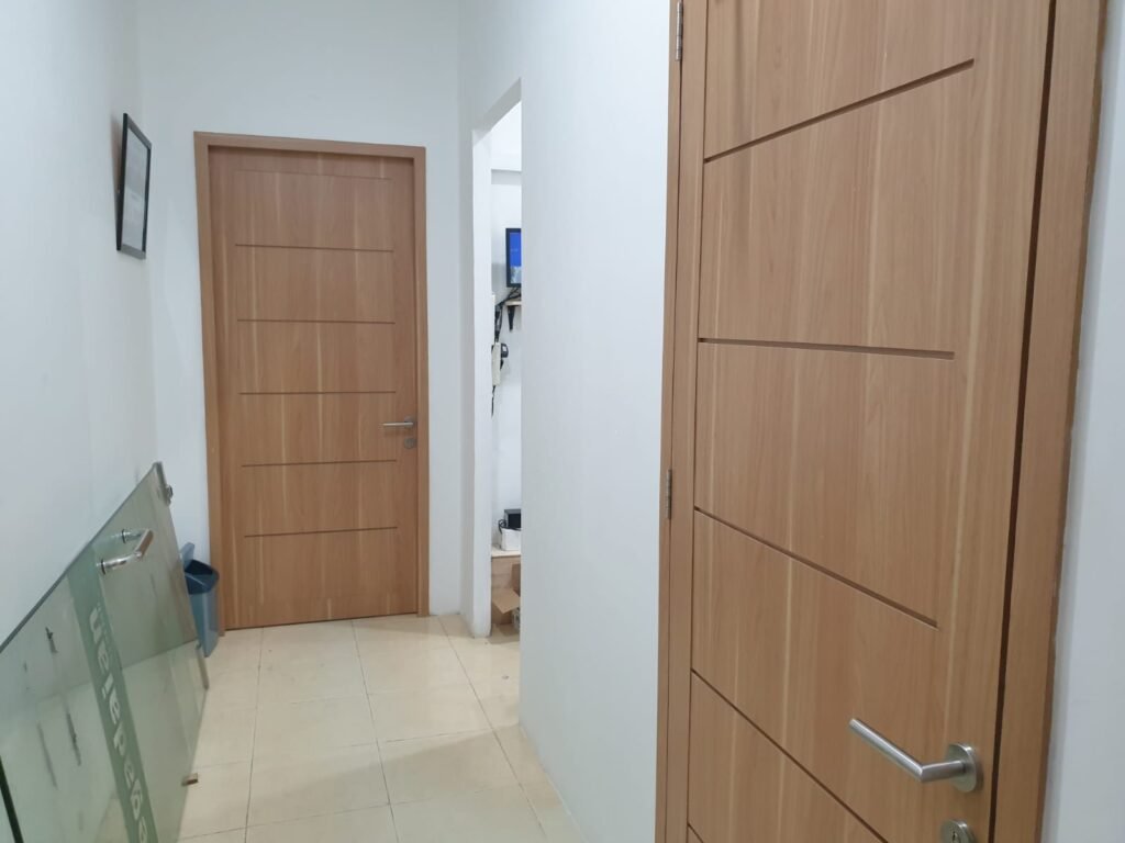 Pintu motif kayu di koridor kantor Pegadaian Cabang Sei Panas Batam