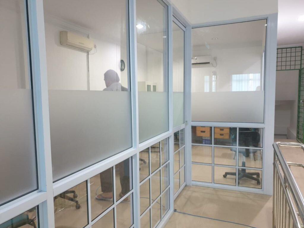 Partisi kaca aluminium dengan stiker sandblast di kantor Pegadaian Cabang Sei Panas Batam