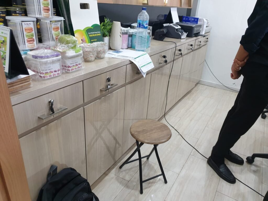 Kabinet gantung pantry kantor Pegadaian Cabang Sei Panas Batam