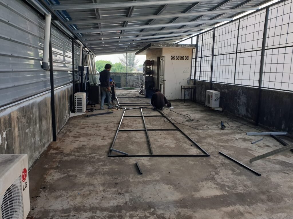 Proses fabrikasi rangka besi di lantai atap kantor Pegadaian Cabang Sei Panas Batam