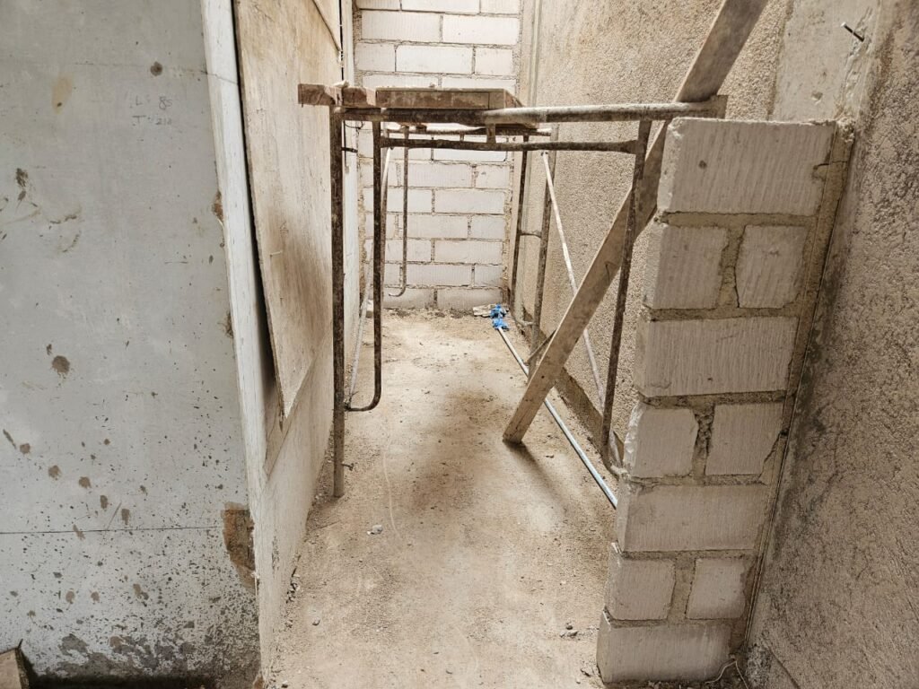 Area servis dan dinding bata ringan renovasi rumah T-140 Cahaya Garden Batam oleh CV Dhia Afna Anugerah