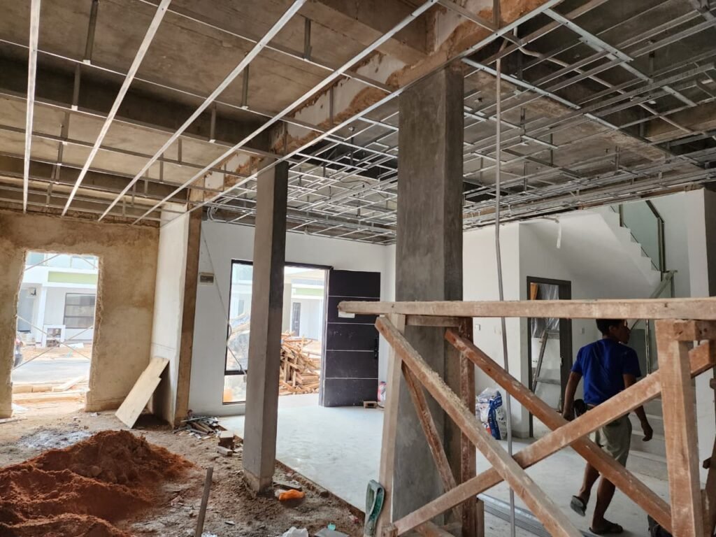 Instalasi pipa air dan bobokan dinding renovasi rumah T-140 Cahaya Garden Batam oleh CV Dhia Afna Anugerah