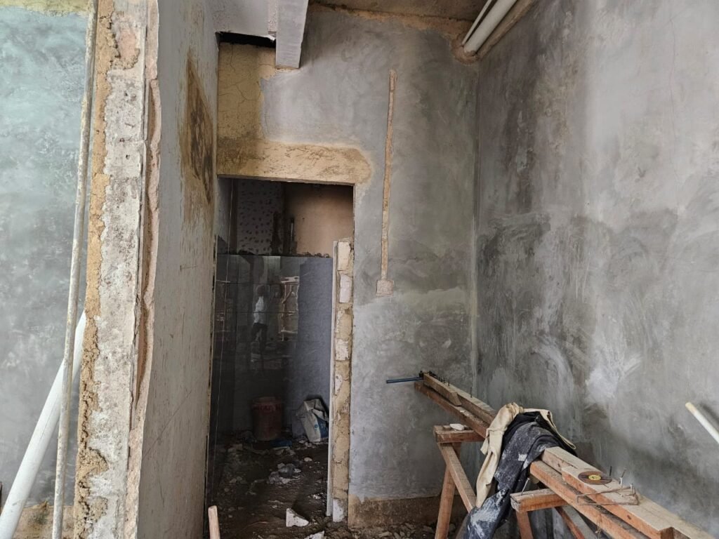 Pekerjaan plester dinding dan kamar mandi renovasi rumah T-140 Cahaya Garden Batam oleh CV Dhia Afna Anugerah