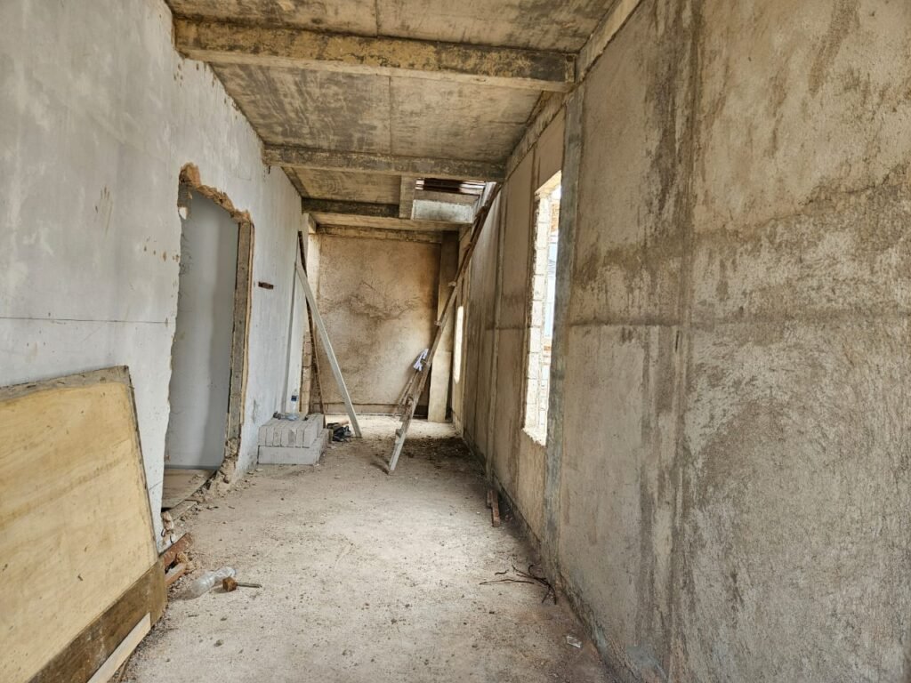 Koridor bangunan tambahan lantai 2 renovasi rumah T-140 Cahaya Garden Batam oleh CV Dhia Afna Anugerah