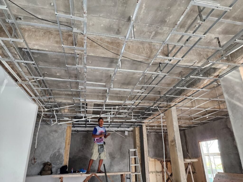 Tukang memasang rangka plafon pada renovasi rumah T-140 Cahaya Garden Batam oleh CV Dhia Afna Anugerah