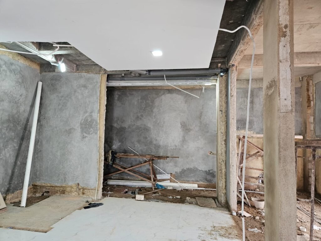 Plester dinding dan instalasi pipa ruang dapur renovasi rumah T-140 Cahaya Garden Batam oleh CV Dhia Afna Anugerah