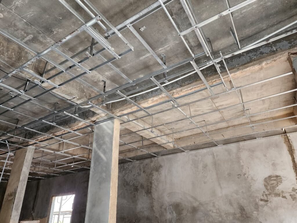 Detail rangka plafon hollow pada renovasi rumah T-140 Cahaya Garden Batam oleh CV Dhia Afna Anugerah