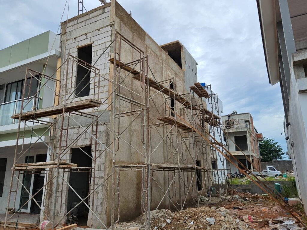 Pemasangan rangka plafon hollow galvalum lantai 1 rumah T-140 Cahaya Garden Batam oleh CV Dhia Afna Anugerah
