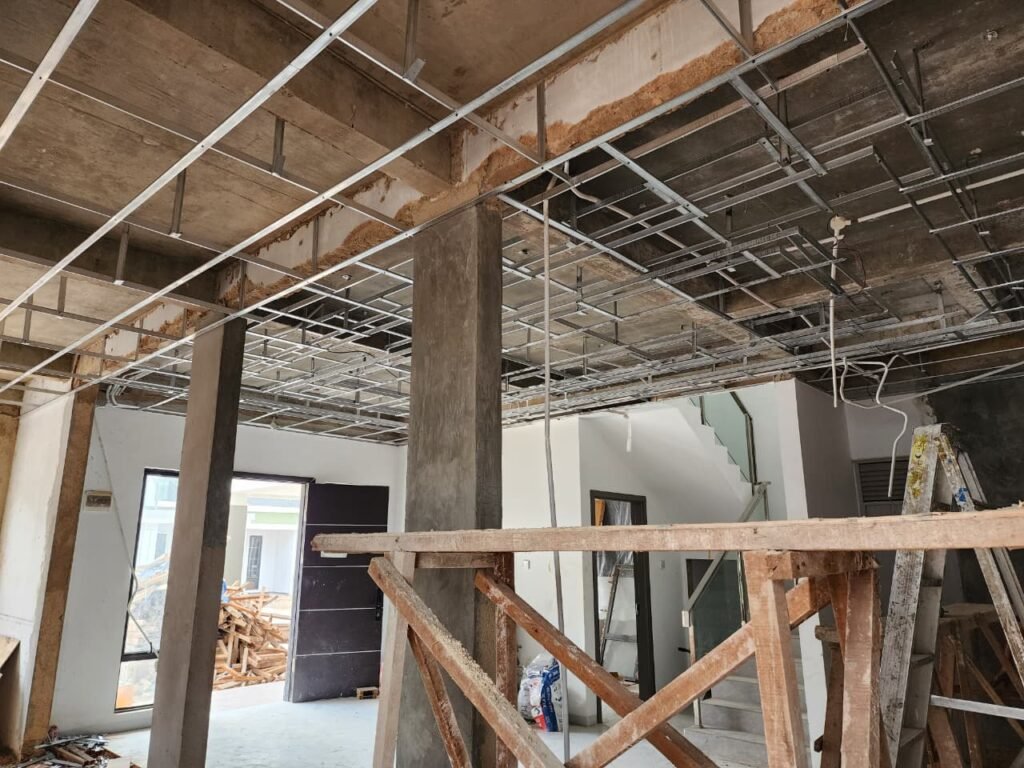 Rangka plafon dan kolom ruang tamu renovasi rumah T-140 Cahaya Garden Batam oleh CV Dhia Afna Anugerah