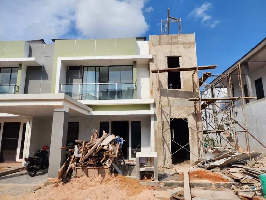 Tampak depan renovasi rumah T-140 Cahaya Garden Batam oleh CV Dhia Afna Anugerah – penambahan bangunan samping
