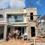 Tampak depan renovasi rumah T-140 Cahaya Garden Batam oleh CV Dhia Afna Anugerah – penambahan bangunan samping