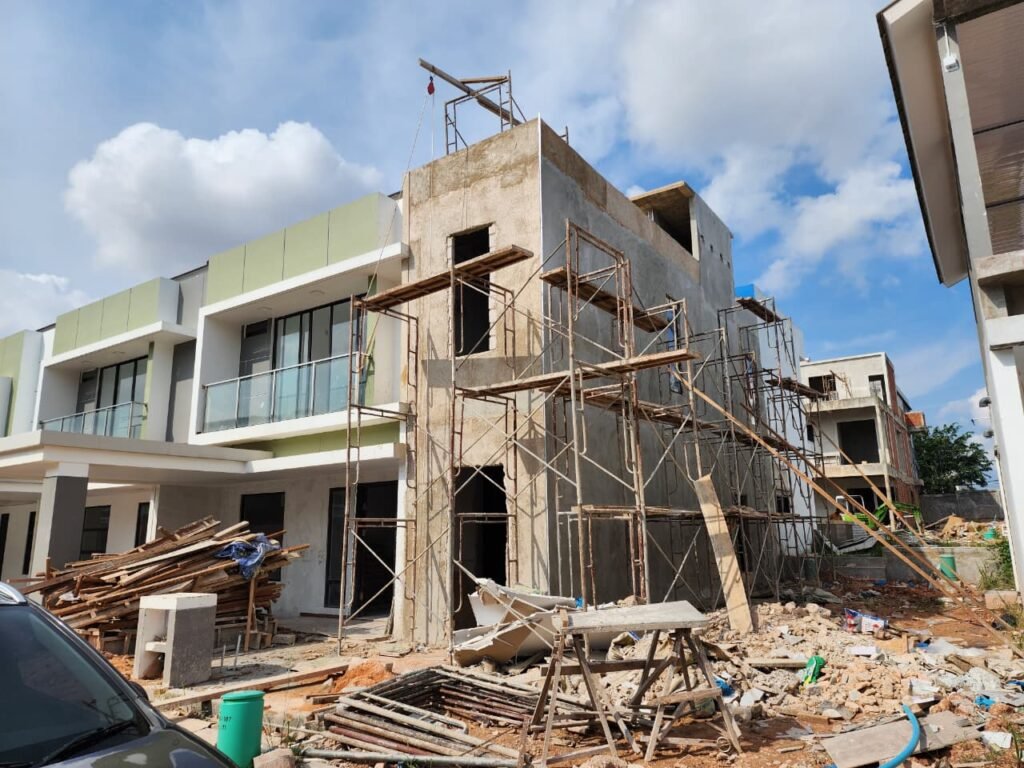 Tampak samping proses renovasi rumah T-140 Cahaya Garden Batam oleh CV Dhia Afna Anugerah dengan perancah
